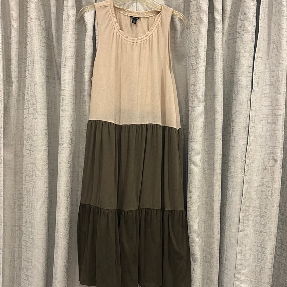 Sleeveless Tiered Dress in Cream and Olive